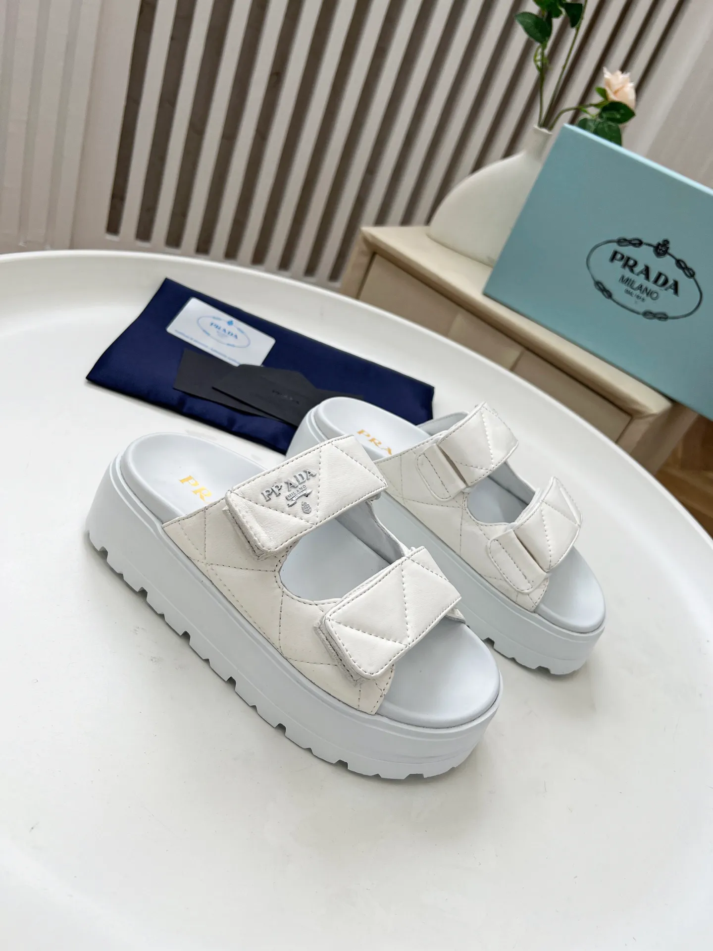👟👟Ex-factory price 440👟👟 Prada/Prada 25ss summer new couple's beach thick-soled Birkenstock sandals. This shoe style is really a classic design that will not go out of style and is in line with everyone's current pursuit of comfortable and healthy wearing concepts. It is regarded by many domestic and foreign celebrities and fashionistas as an important choice for daily slippers. ✔Upper: imported super soft sheepskin ✔Inner lining: imported sheepskin ✔Hardware: Original molded split hardware ✔Outsole: Ultra-light, wear-resistant and non-slip foam sole ✔Number of yards: 35~40 (custom-made 40 pieces are non-refundable)